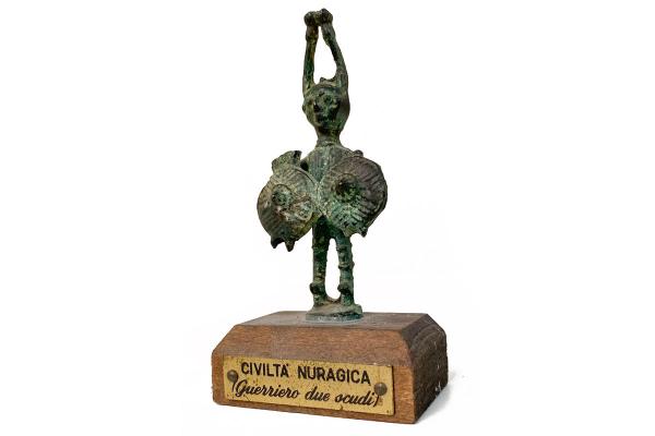 Bronzeskulptur Krieger mit zwei Schildern